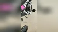 Siège rotatif en caoutchouc gros pneu prix d'usine tricycle bébé poussant le tricycle pour enfants